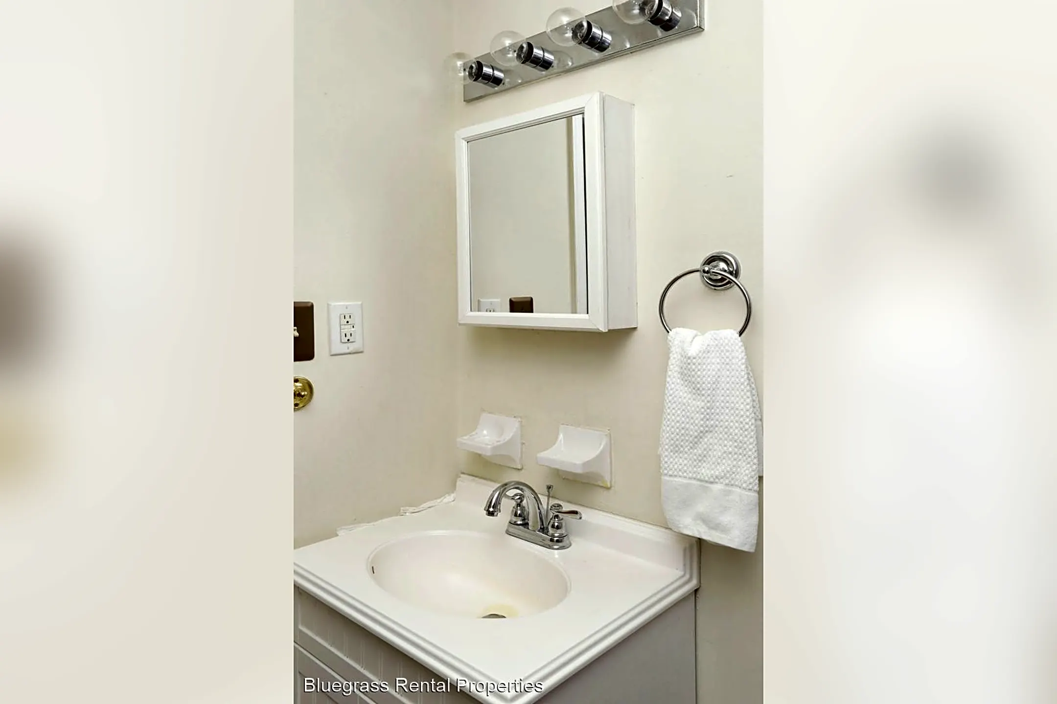 Bathroom - 1352 Royalty Ct - Lexington, KY