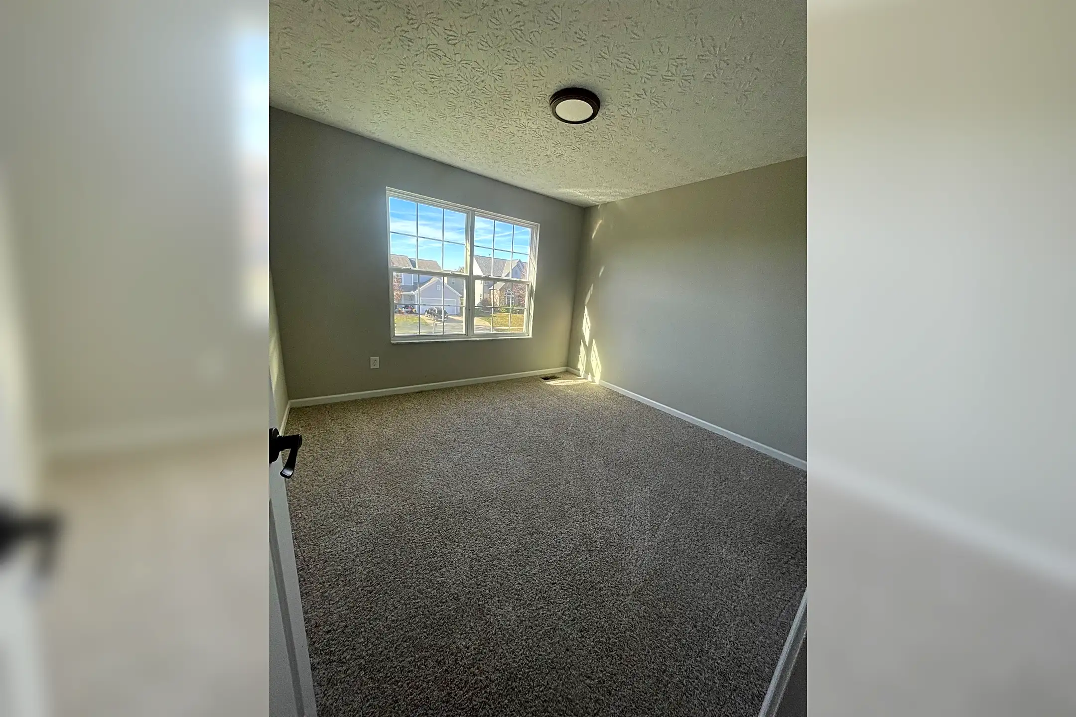 Living Room - 952 Sorohan St - Reynoldsburg, OH