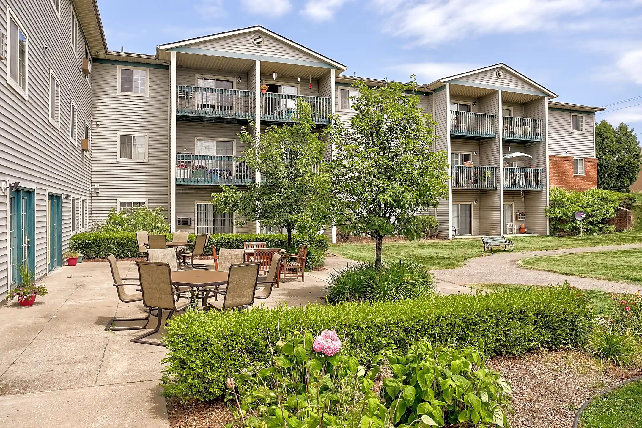 Colonial Meadows 1246 E Walton Blvd Pontiac, MI Apartments for Rent