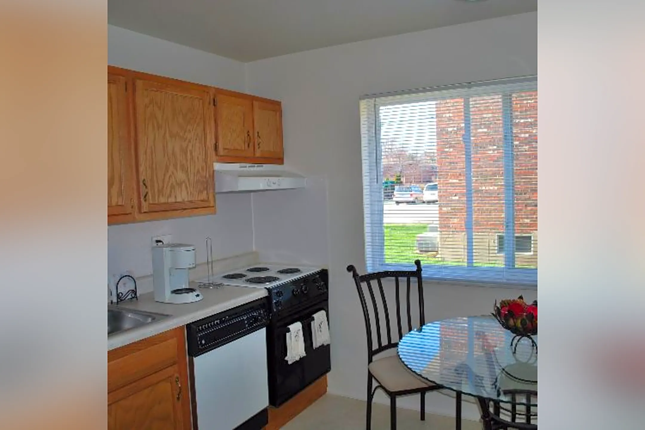 Charbonier Manor Apartments Florissant, MO 63031