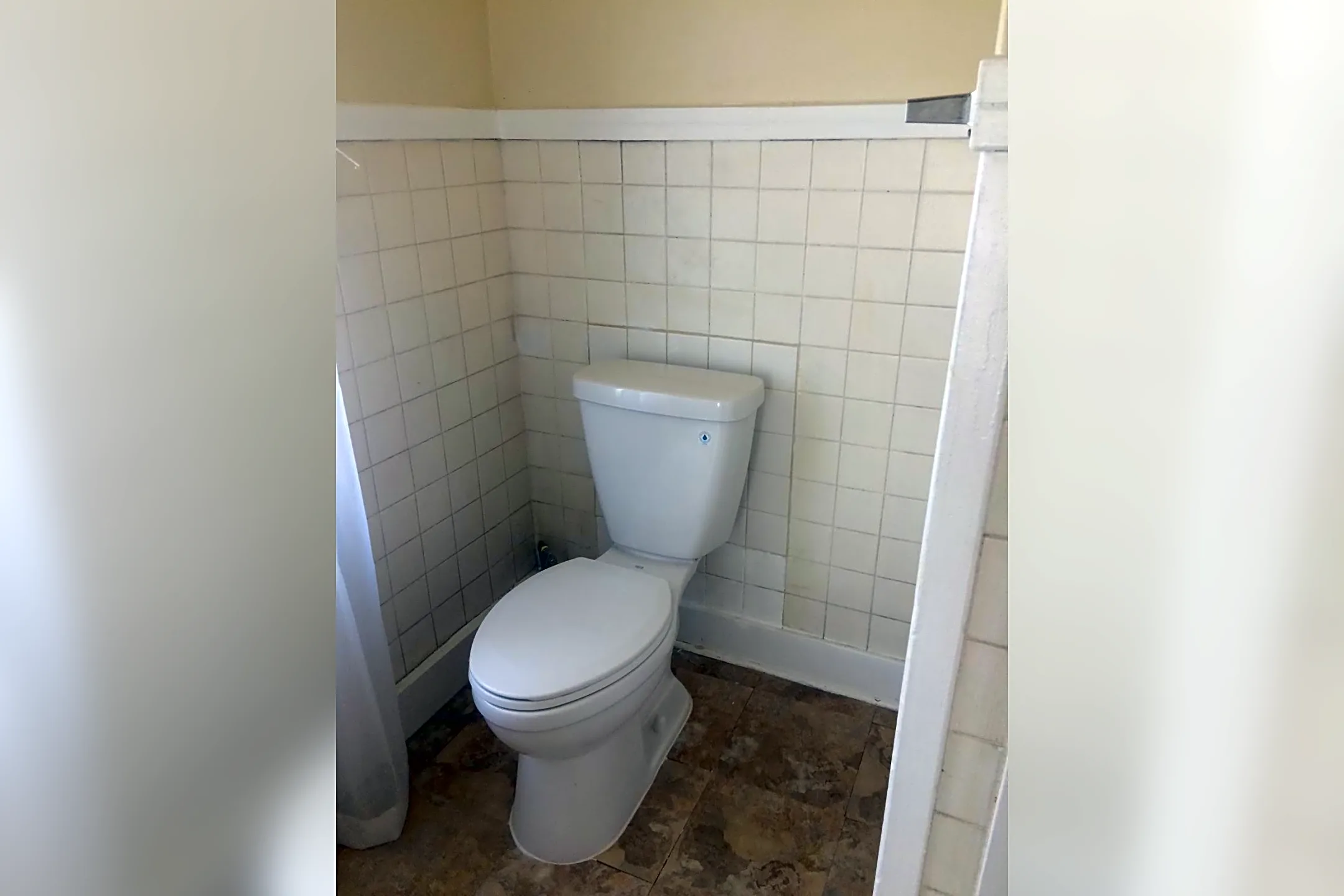 Bathroom - 3114 Pasadena Avenue - Los Angeles, CA