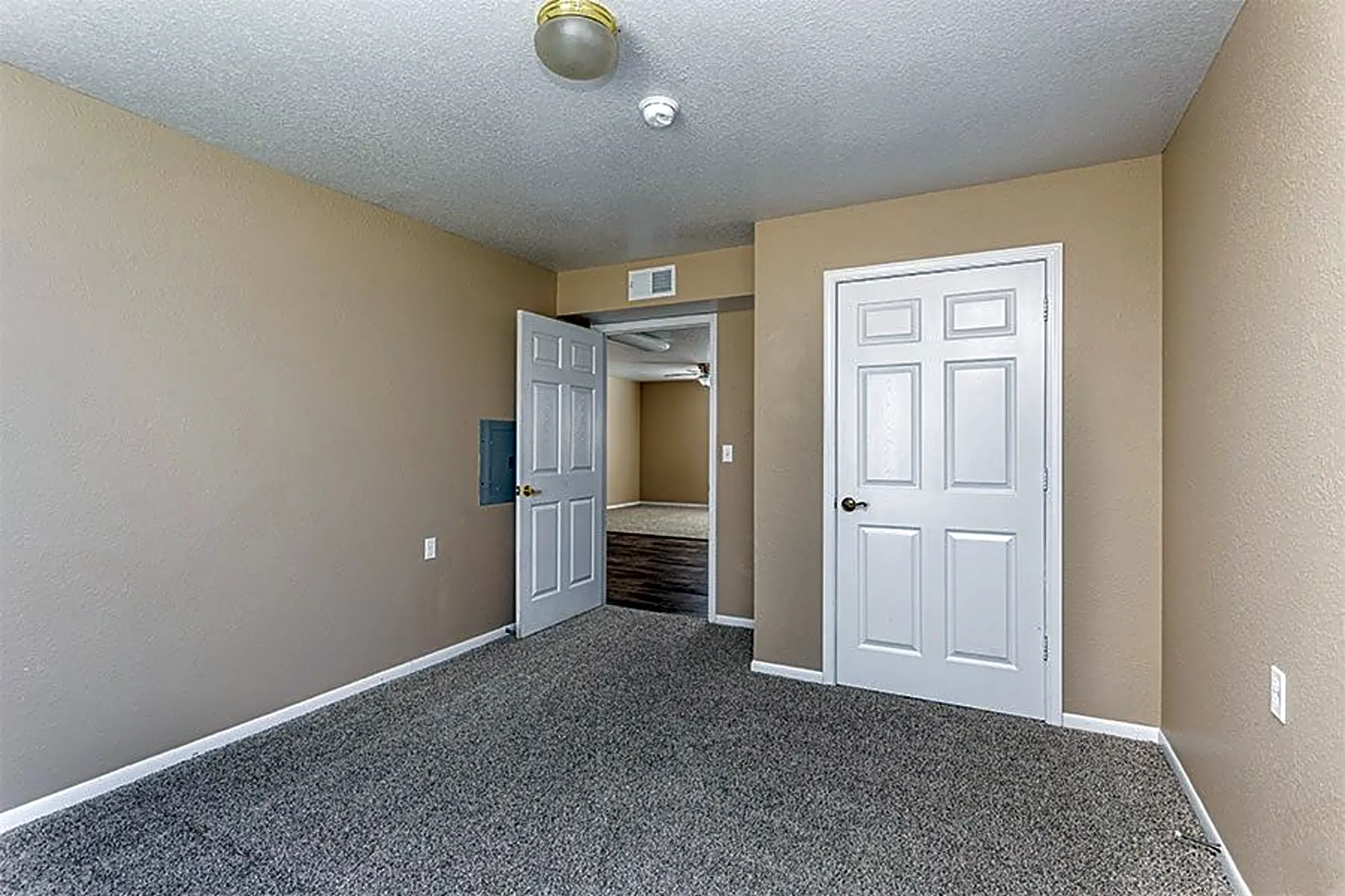 Silverwood Apartments 2726 E 12th Ave Winfield, KS Apartments for