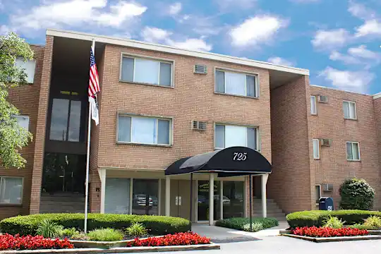 Crown Pointe Photo 1