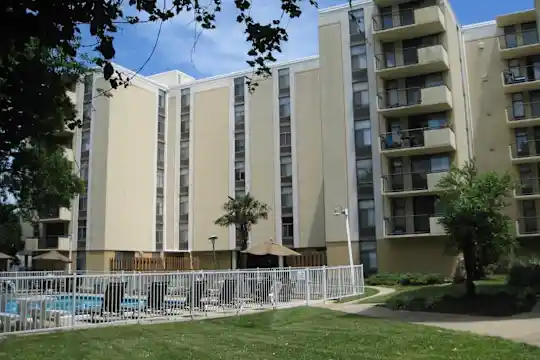 Royal Mace Apartments Photo 1
