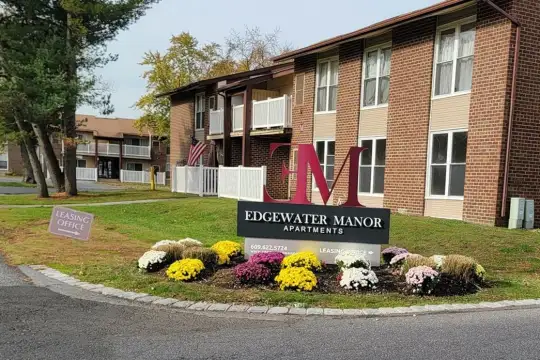 Edgewater Manor Apartments Photo 1