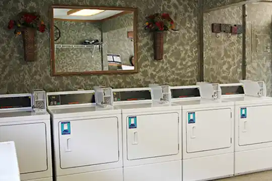 English Village Apartments Photo 2