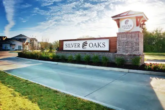 Silver Oaks Apartments Photo 1