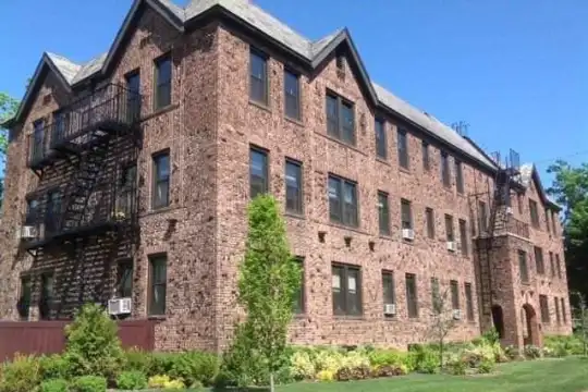 Fairfield Courtyard at Woodmere Photo 2