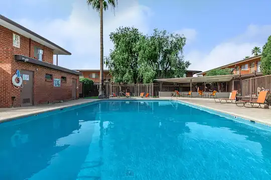 Country Club Apartments Photo 2