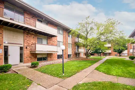 Colonial Apartments Photo 2