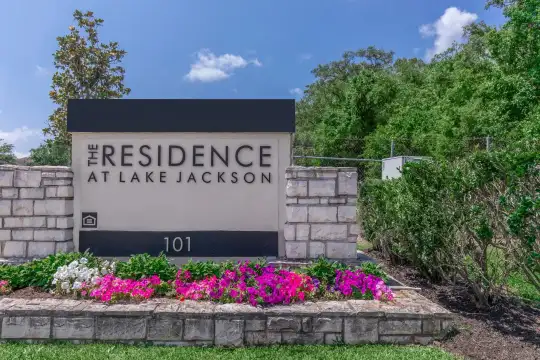 The Residence at Lake Jackson Photo 1