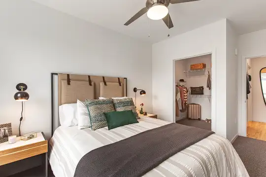 bedroom with a ceiling fan and carpet