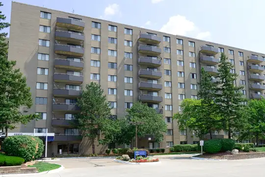 Carlyle Tower Apartment Homes Photo 1