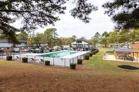 Country Club Apartments Photo 2