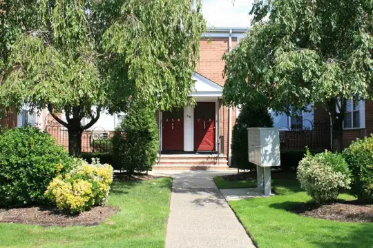 view of front facade featuring a front yard