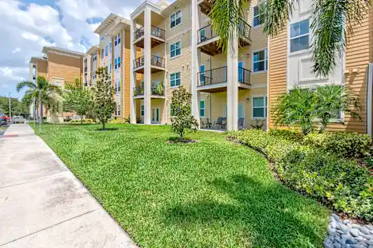Lola Apartments Photo 2