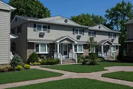 Fairfield Townhouses At Babylon Village Photo 1