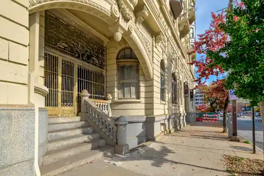 306 W Franklin Photo 2