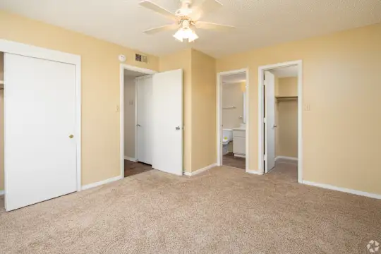 Oak Manor Apartment Homes Photo 2