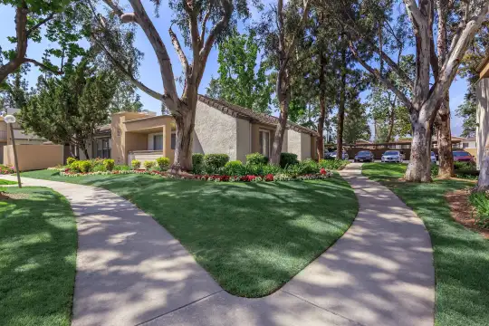surrounding community featuring an expansive lawn