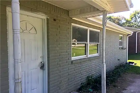 2057 Helen St Photo 2