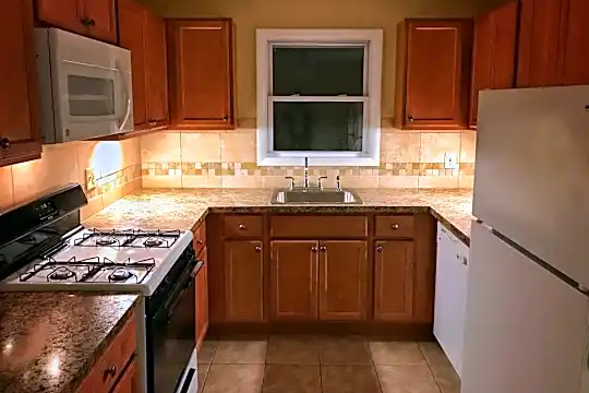 88 West Dr Photo 2