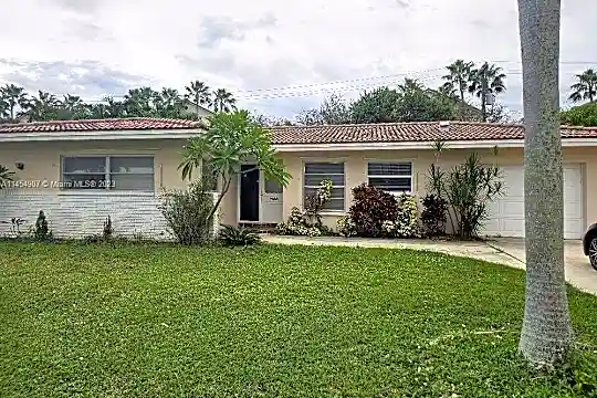 106 Park Ln E Photo 1