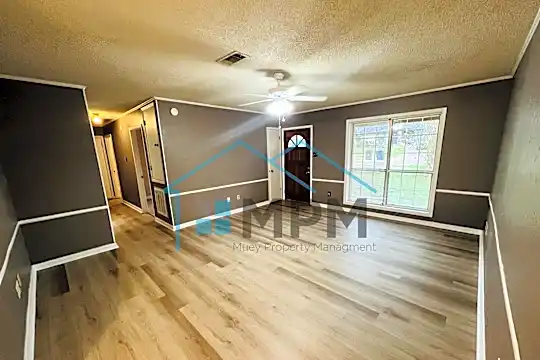105 Hilltop Dr Photo 2