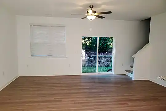 137 Orvis Dr Photo 2