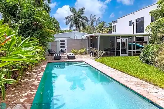 805 SW 10th St Photo 2