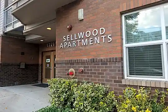 Sellwood Apartments Photo 2