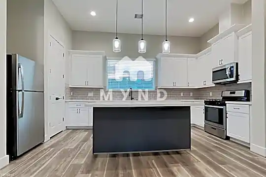 2915 Sherwood Grn Ln Photo 1