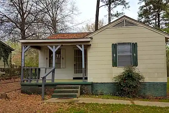 370 Lea Cir Photo 1