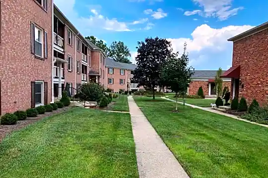 1008 Manor Ln Photo 2