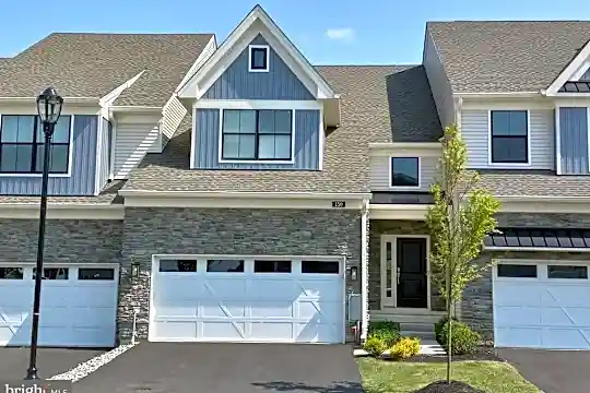 150 Kennedy Dr Photo 1