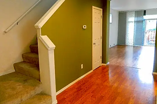 992 SE Portlandia Ave Photo 2