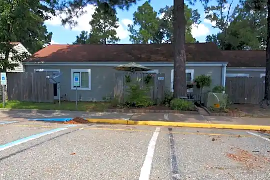 Great Oaks Apartments Photo 1