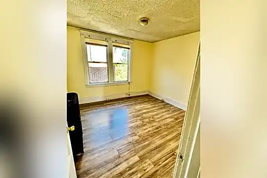 1049 Washington St Photo 2
