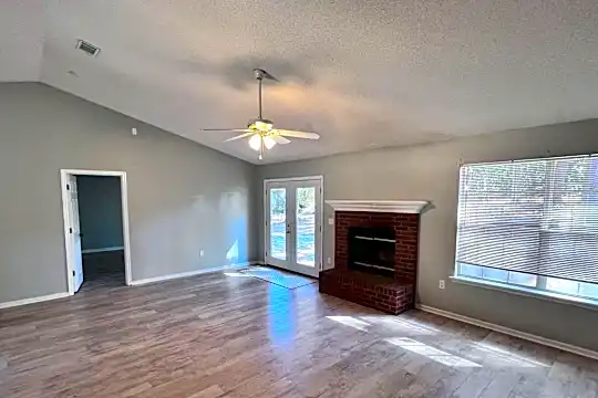 6311 Thomasville Rd Photo 2