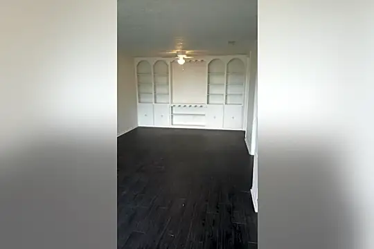 372 N 40th St Photo 2
