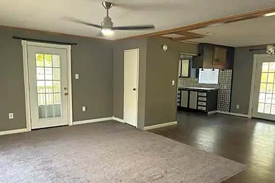 116 W Magnolia St Photo 2