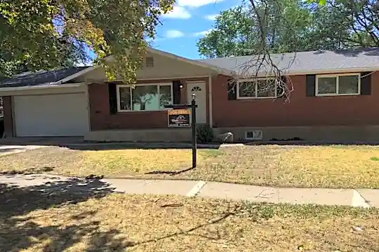 1015 Oak St Photo 1