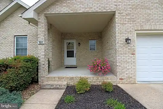 560 Massanutten Ct Photo 1