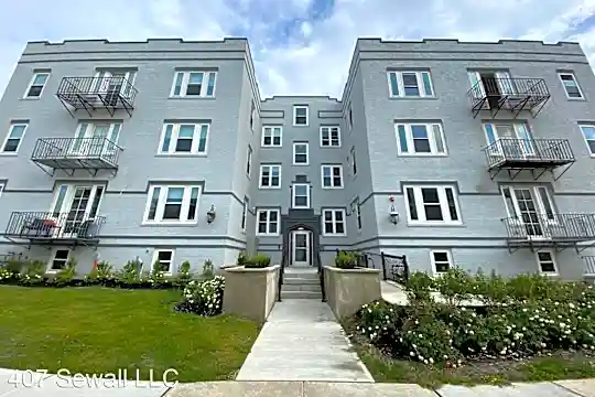 407 Sewall Ave Photo 2