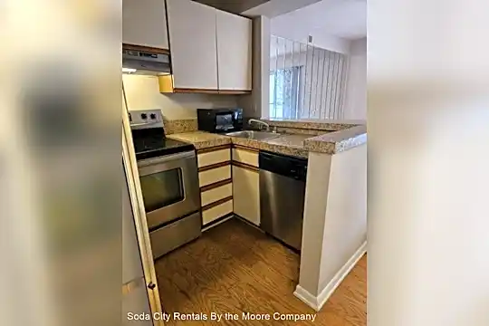 1600 Park Cir Photo 2