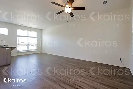 1514 S Razorback Rd Photo 2