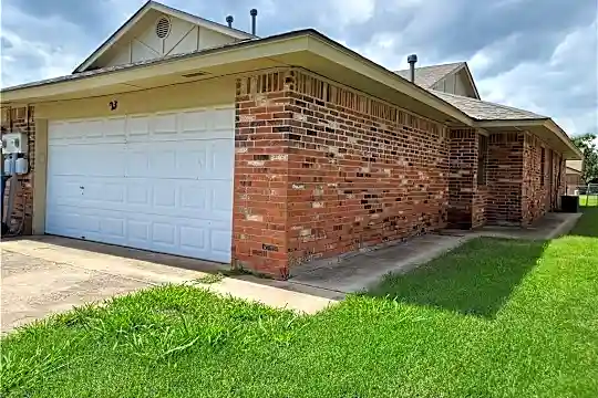 237 Barrett Pl Photo 1