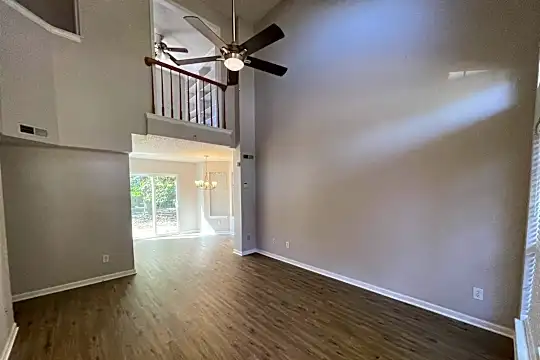 100 Maple Valley Dr Photo 2