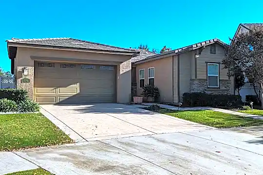 426 Spirea St Photo 2