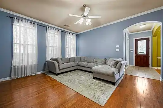 1463 Cambridge Dr Photo 2